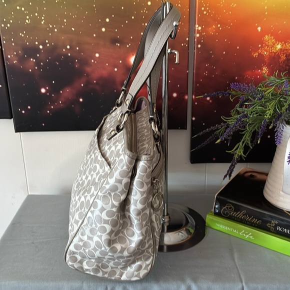 Coach Chelsea Bias Signature Tote - Picture 7 of 11